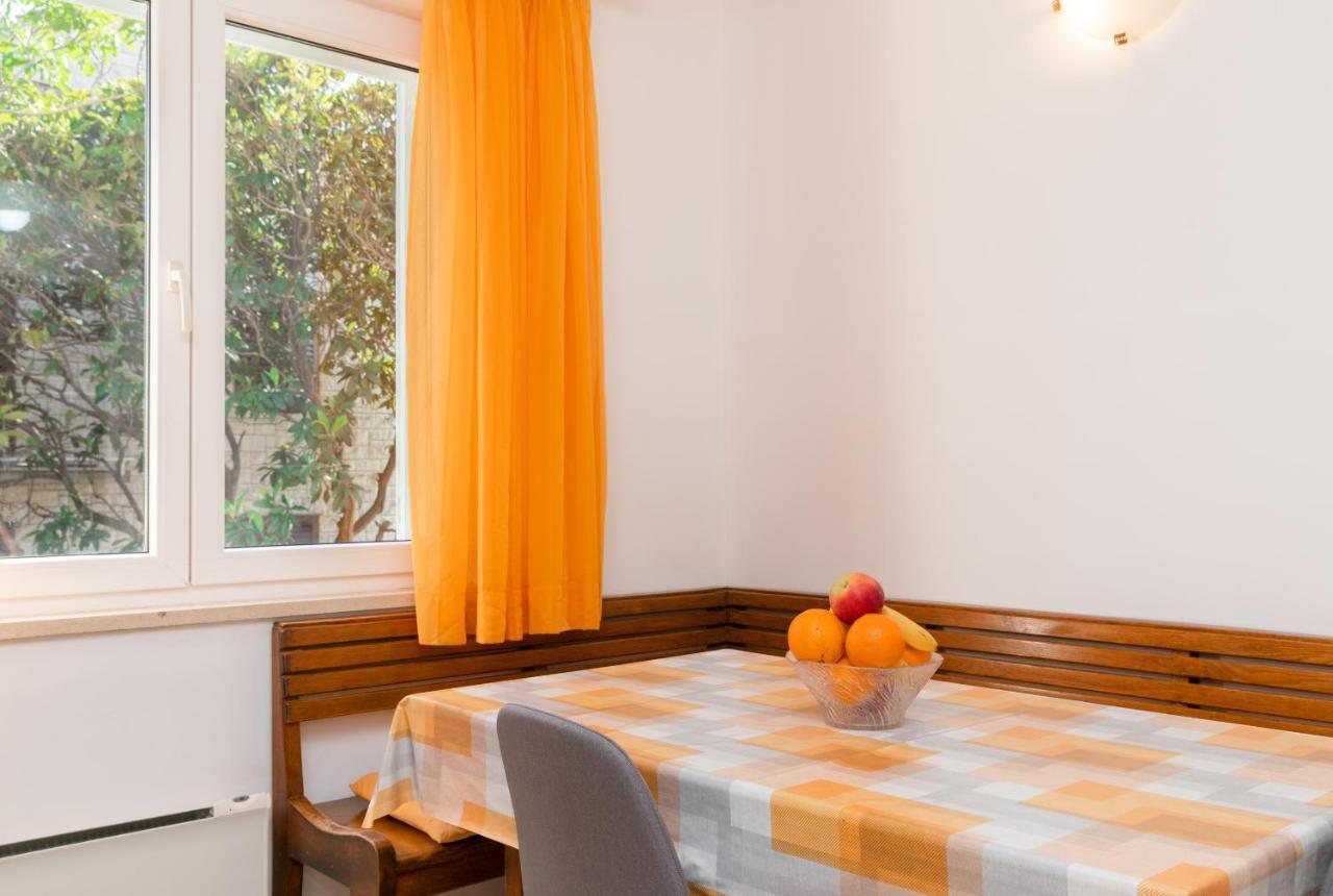 Apartment Nona - Center, 150 Meters From The Beach سوبيتار المظهر الخارجي الصورة